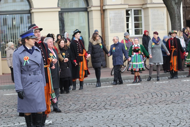 Polonez maturzystów na łowickim rynku