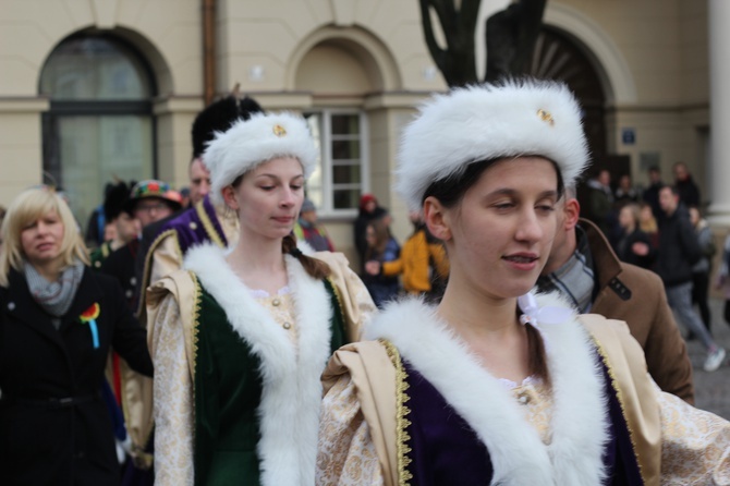 Polonez maturzystów na łowickim rynku