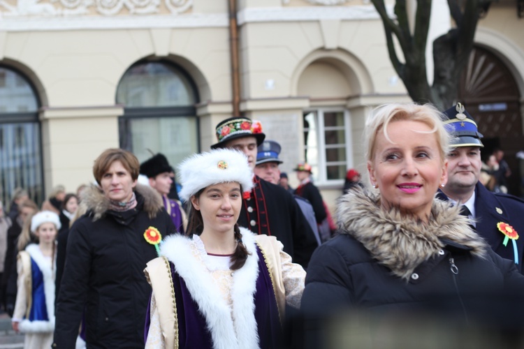 Polonez maturzystów na łowickim rynku