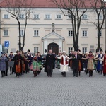 Polonez maturzystów na łowickim rynku