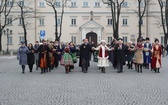 Polonez maturzystów na łowickim rynku