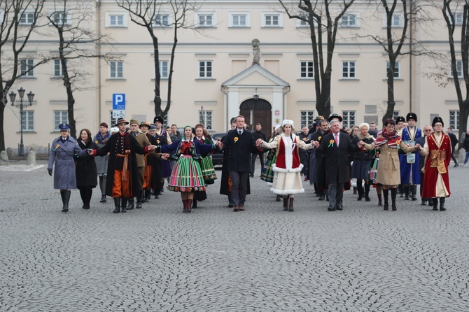 Polonez maturzystów na łowickim rynku