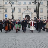 Polonez maturzystów na łowickim rynku