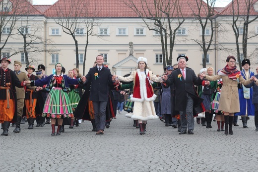 Polonez maturzystów na łowickim rynku
