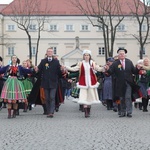 Polonez maturzystów na łowickim rynku