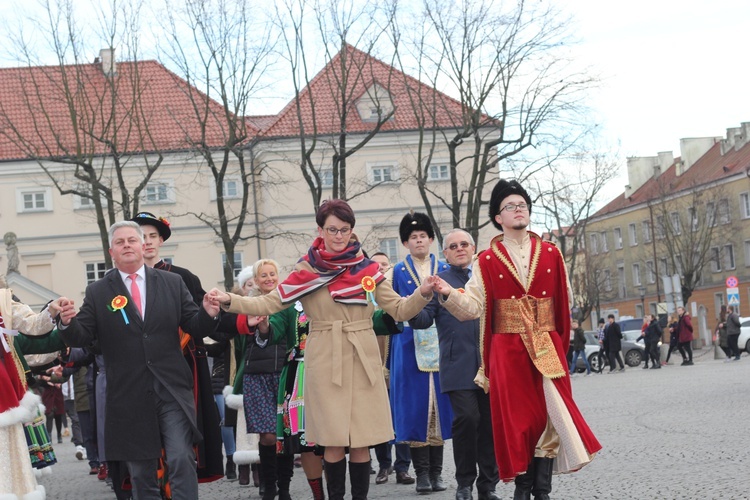 Polonez maturzystów na łowickim rynku