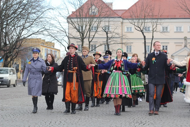 Polonez maturzystów na łowickim rynku