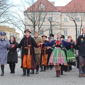 Polonez maturzystów na łowickim rynku