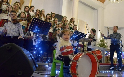 Podczas koncertu Guzowianek Krzyś Czupryn zagrał na zaimprowizowanej perkusji.