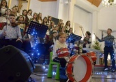 Podczas koncertu Guzowianek Krzyś Czupryn zagrał na zaimprowizowanej perkusji.