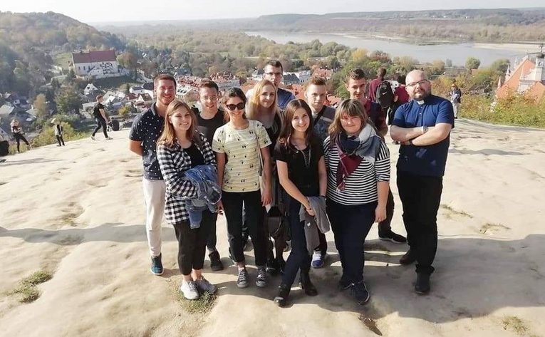 Członkowie KSM studenckiego zachęcają do wstąpienia w szeregi ich organizacji.