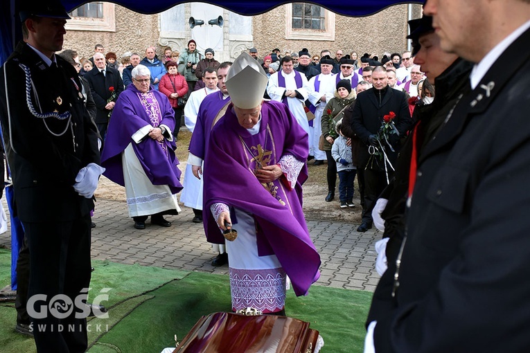 Starczów pożegnał ks. Wojciecha Jasińskiego, proboszcza.