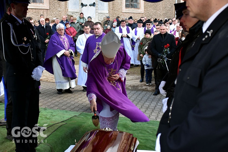 Starczów pożegnał ks. Wojciecha Jasińskiego, proboszcza.