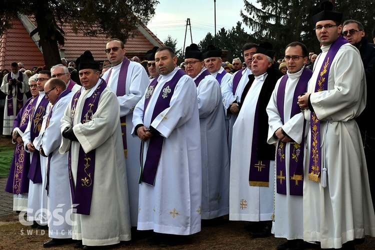 Starczów pożegnał ks. Wojciecha Jasińskiego, proboszcza.