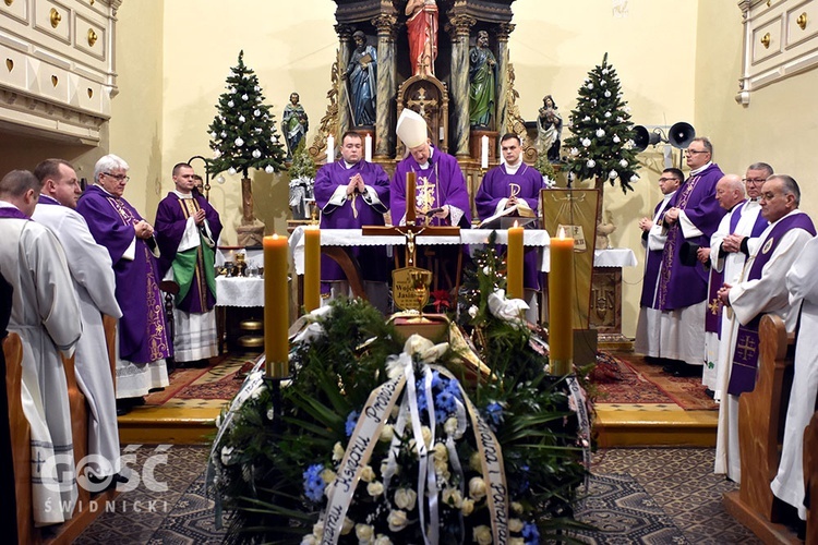 Starczów pożegnał ks. Wojciecha Jasińskiego, proboszcza.