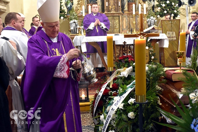 Starczów pożegnał ks. Wojciecha Jasińskiego, proboszcza.