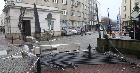 Samochód ciężarowy wjechał w bramę wjazdową do Kancelarii Prezydenta RP