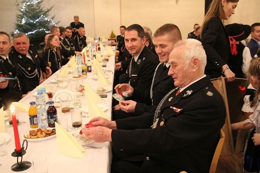 Dzieci z Kamienicy dla bielskich strażaków ochotników