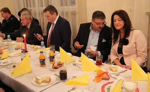 Dzieci z Kamienicy dla bielskich strażaków ochotników