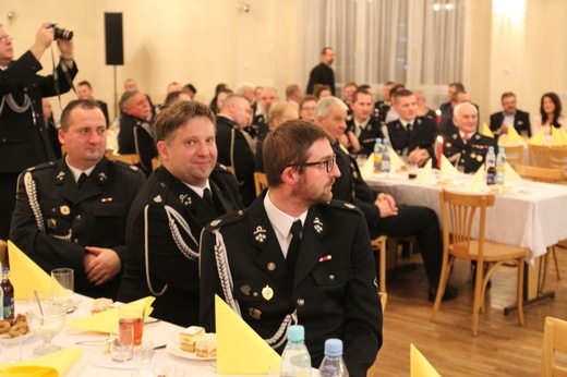 Dzieci z Kamienicy dla bielskich strażaków ochotników