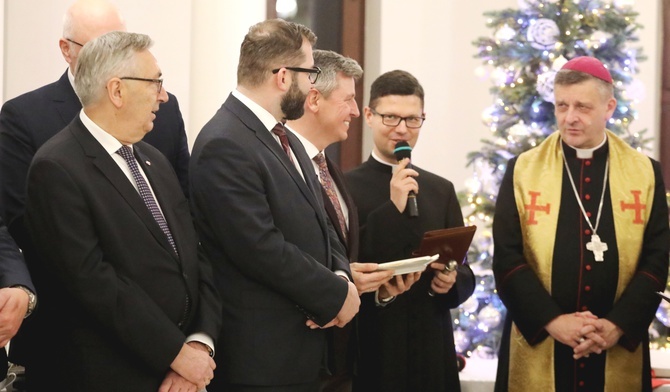 Bp Pindel do polityków: Trzeba dobrze rozpoznać, czego Bóg oczekuje