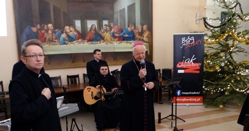 Na zaproszenie ks. Jacka Kucharskiego (z lewej) z bp. Adamem Odzimkiem w spotkaniu wziął udział zespół księży Jak Najbardziej.