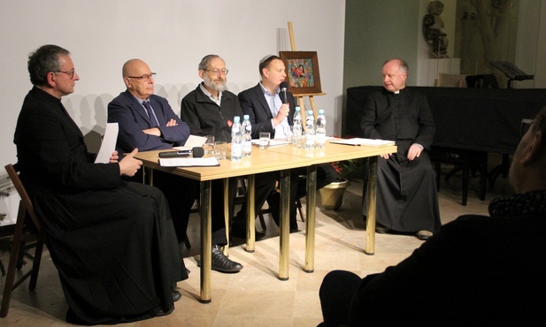 Debata odbyła się w kościele duszpasterstwa środowisk twórczych na pl. Teatralnym