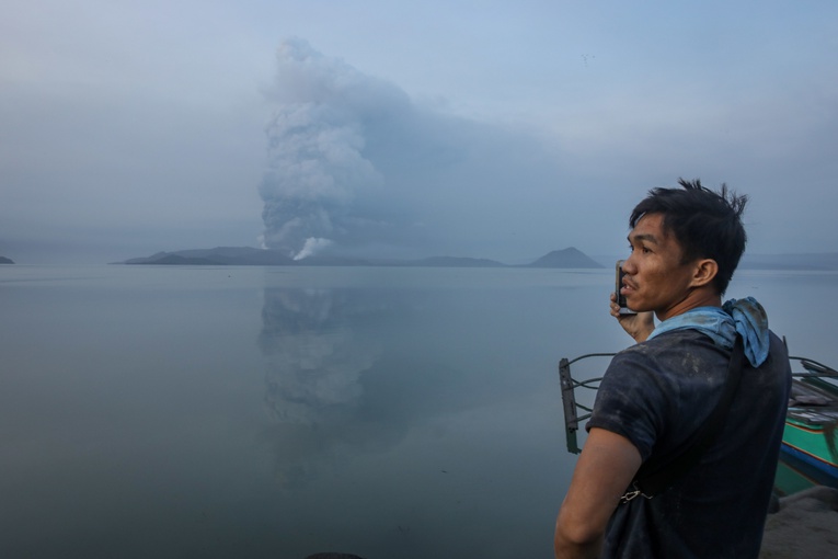 Filipiny: Erupcja wulkanu Taal na wyspie Luzon