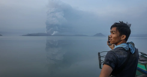 Filipiny: Erupcja wulkanu Taal na wyspie Luzon