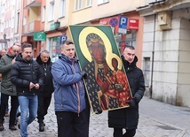 ▲	Grupę prowadziła ikona Matki Bożej Częstochowskiej.