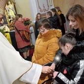 ▲	Na niedzielnym spotkaniu opłatkowym z bp. Adamem dzieci i młodzież przygotowały procesję z darami.