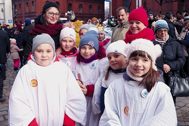 ▲	Korowodom towarzyszyły dzieci przebrane m.in. za aniołki.