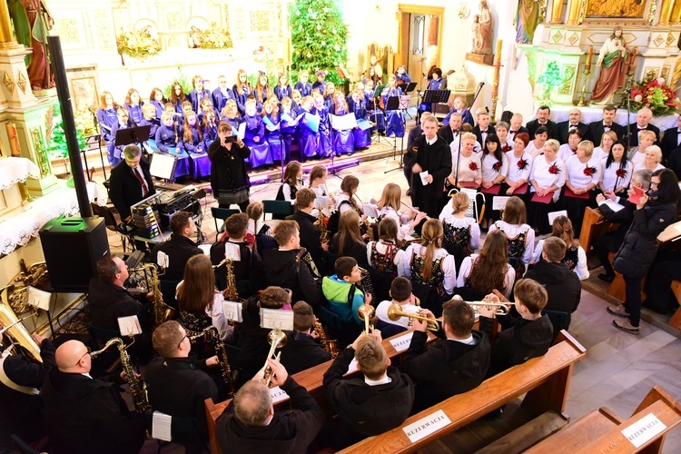 Kościół wypełnił się śpiewakami i muzykami.