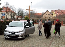 ▲	Samochód pomaga szybciej dotrzeć na miejsce, gdzie odbędzie się modlitwa.