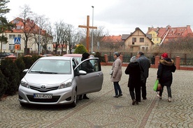 ▲	Samochód pomaga szybciej dotrzeć na miejsce, gdzie odbędzie się modlitwa.