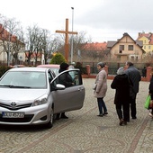 ▲	Samochód pomaga szybciej dotrzeć na miejsce, gdzie odbędzie się modlitwa.