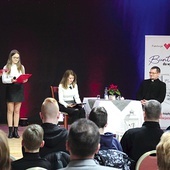 ▼	Ksiądz Tomasz został w Olszynie powitany bardzo ciepło.