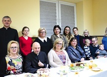 ►	Chórzystki podczas spotkania opłatkowego z ks. Zbigniewem Gaczyńskim (pierwszy z lewej), ks. Łukaszem Skowyrą oraz Radosławem Rzepką, który na opłatek przyszedł z synami.
