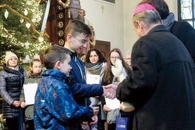 Młodzi artyści odbierają nagrody i gratulacje.