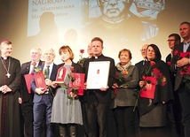 Laureatka wraz z biskupem ordynariuszem, ks. Sebastianem Ruckim i nominowanymi do nagrody.