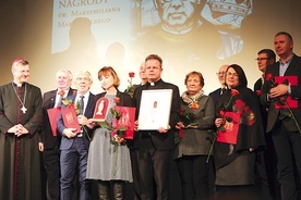 Laureatka wraz z biskupem ordynariuszem, ks. Sebastianem Ruckim i nominowanymi do nagrody.