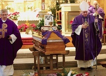Zmarły duchowny spoczął na cmentarzu w rodzinnej parafii.