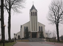 Kościół św. Marcina – następca drewnianej świątyni,  którą ogień doszczętnie strawił 26 stycznia 1993 r.