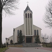 Kościół św. Marcina – następca drewnianej świątyni,  którą ogień doszczętnie strawił 26 stycznia 1993 r.
