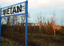 Po przedwojennym zakładzie został szkielet hali i nazwa stacji kolejowej.