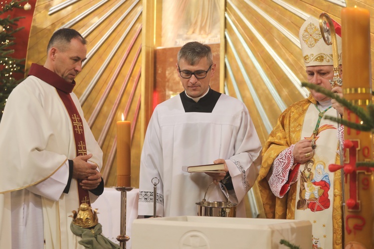 Poświęcenie nowej chrzcielnicy w Miliardowicach