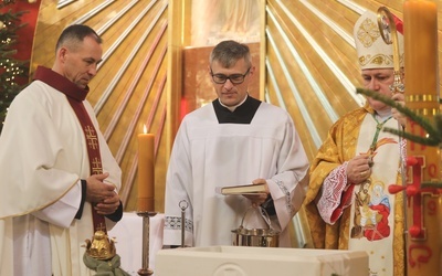 Poświęcenie nowej chrzcielnicy w prezbiterium miliardowickiej świątyni.