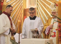 Poświęcenie nowej chrzcielnicy w prezbiterium miliardowickiej świątyni.