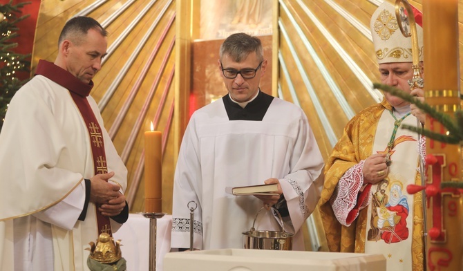 Poświęcenie nowej chrzcielnicy w prezbiterium miliardowickiej świątyni.