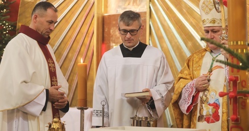 Poświęcenie nowej chrzcielnicy w prezbiterium miliardowickiej świątyni.